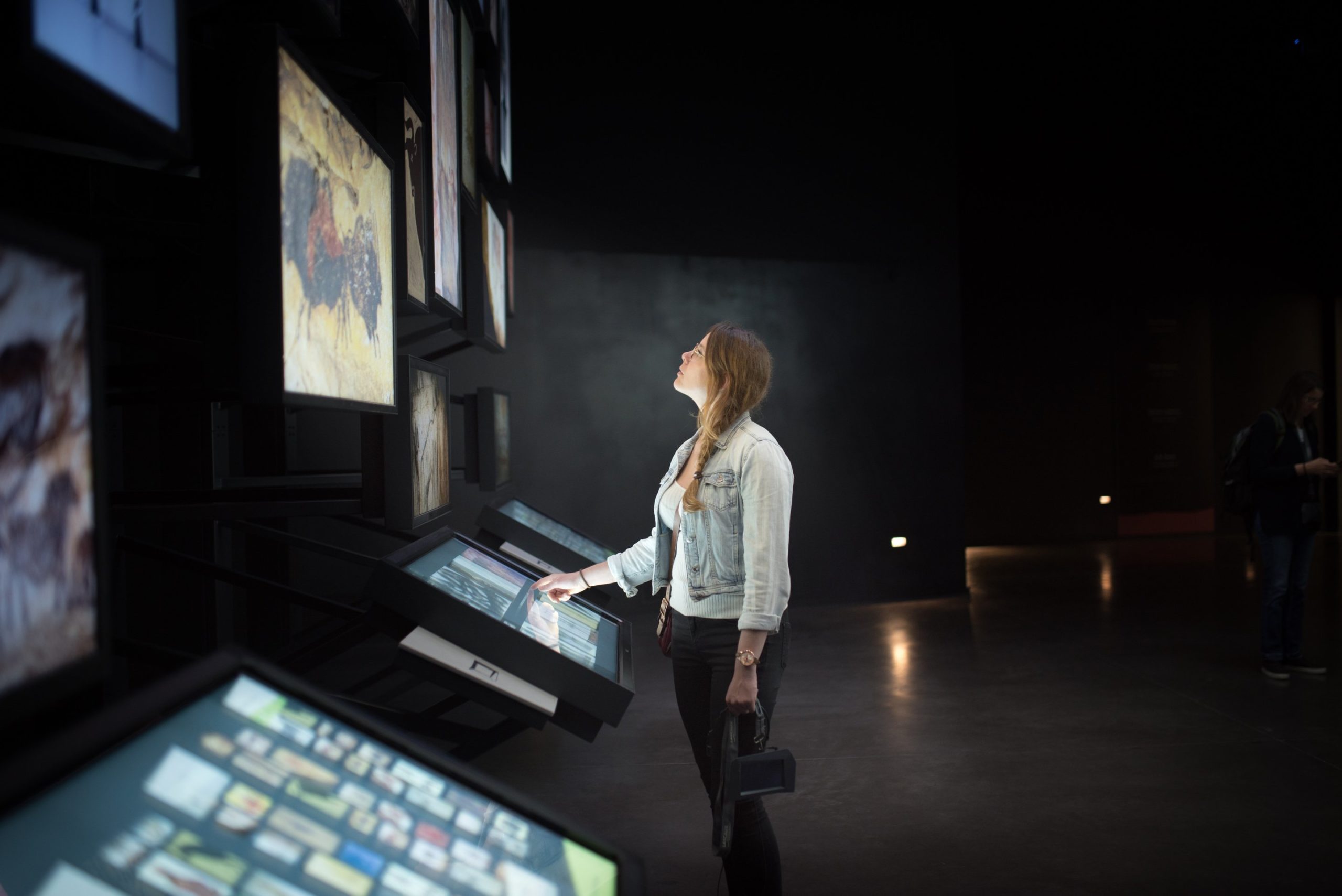 manue-jouant-avec-la-galerie-de-l-imaginaire (1)